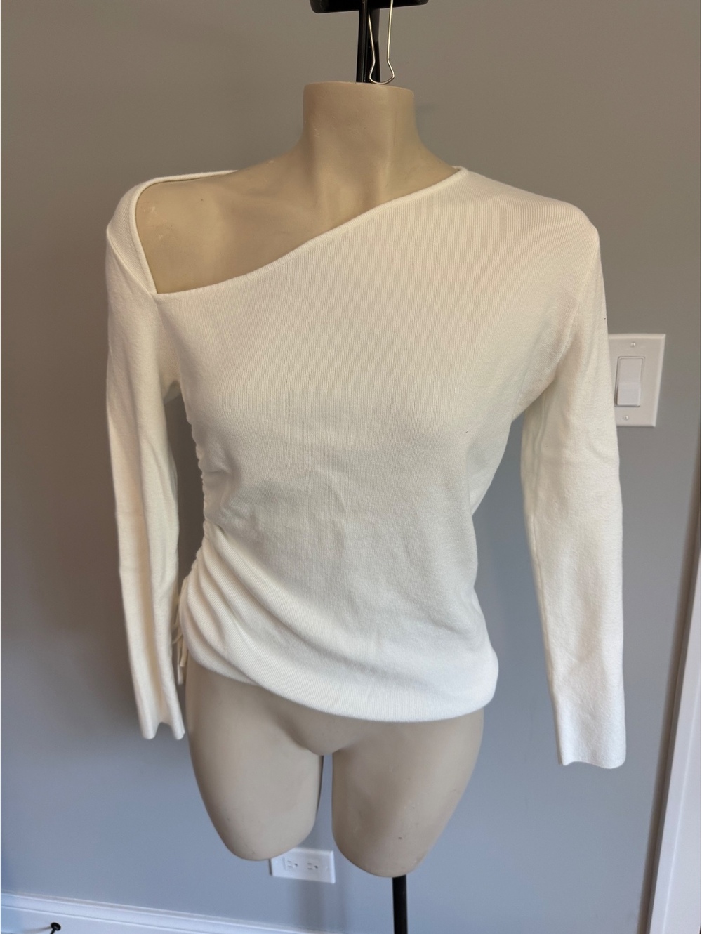 Petal &‎ Pup Women's White Asymmetrical Knit Top with Side Ruching, Size US 4